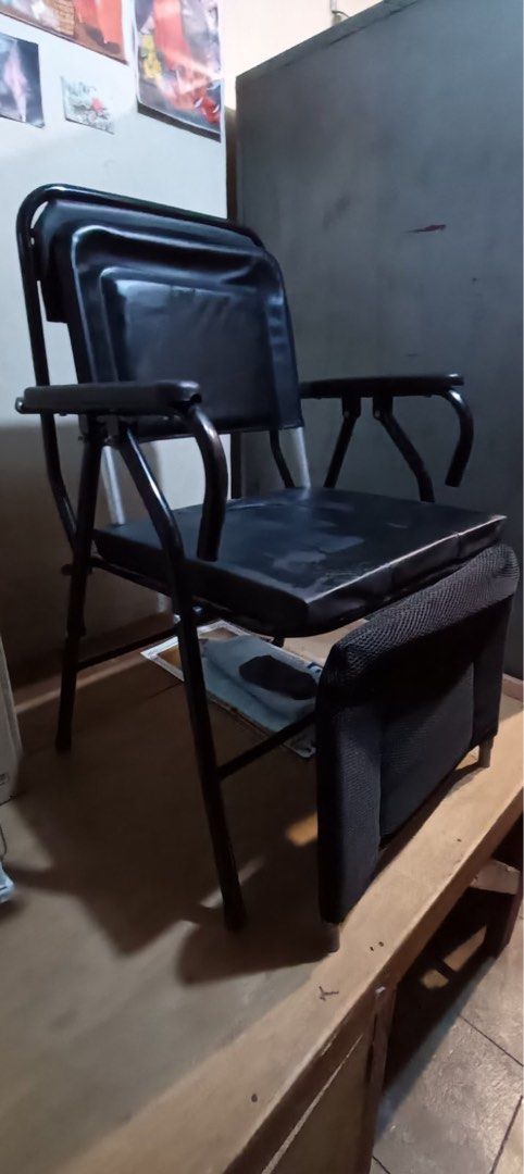 Foldable commode (Category: Looking For) located in Taguig. Submitted by mishuponastar (Listing ID 1469293409, Image 2). Description: Never used, just stocked at home Commode not in picture but also included in sale. RFS: not using, decluttering .