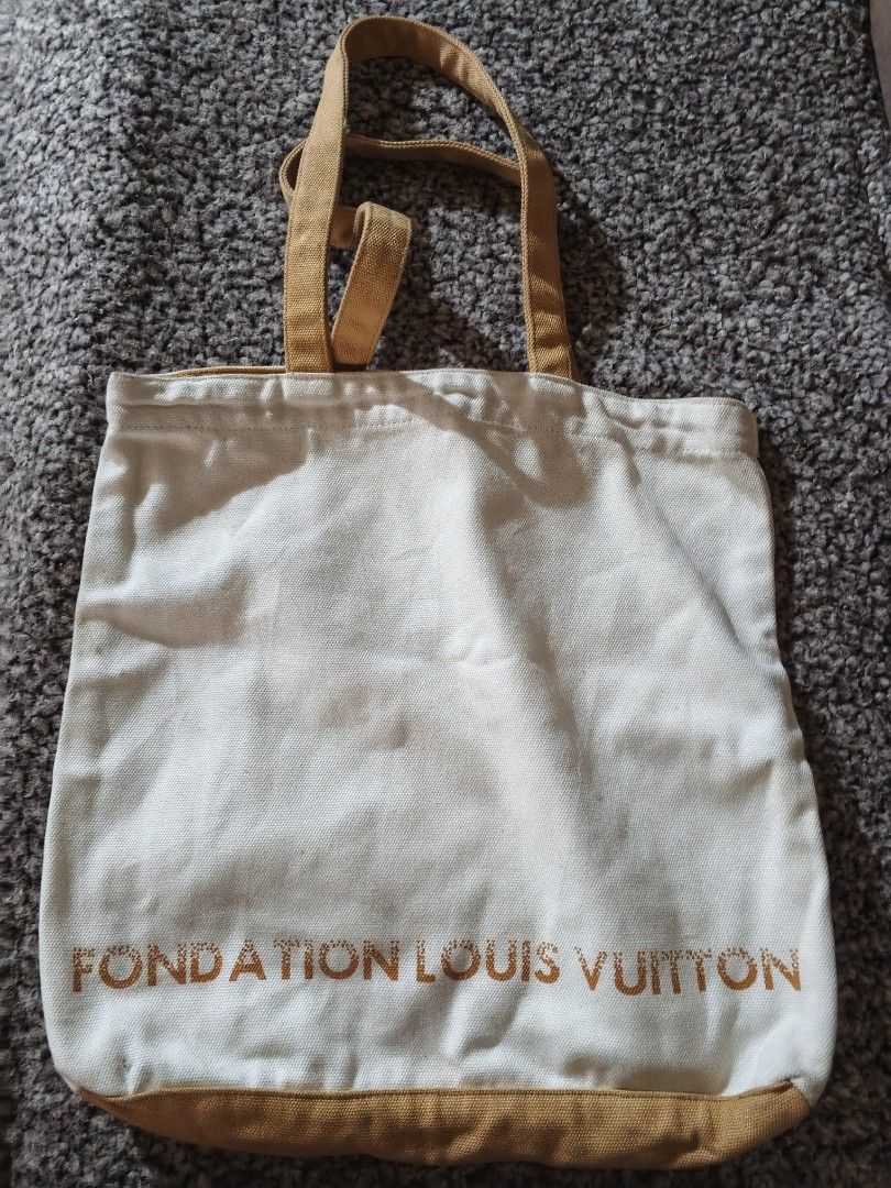 Fondation Louis Vuitton (Category: Tote Bags) located in Bulacan. Submitted by shayneerri02343 (Listing ID 1469171665, Image 2). Description: • Height: 14.17 to 14.6 inches (36 to 37 cm) • Width: 14.17 to 15.7 inches (36 to 40 cm) depending on how flat the cotton material is pressed • Depth / Base Thickness: 3.14 to 3.3 inches (8 cm) • Handle Drop Length: 9.8 to 10.2 inches (25 to 26 cm).