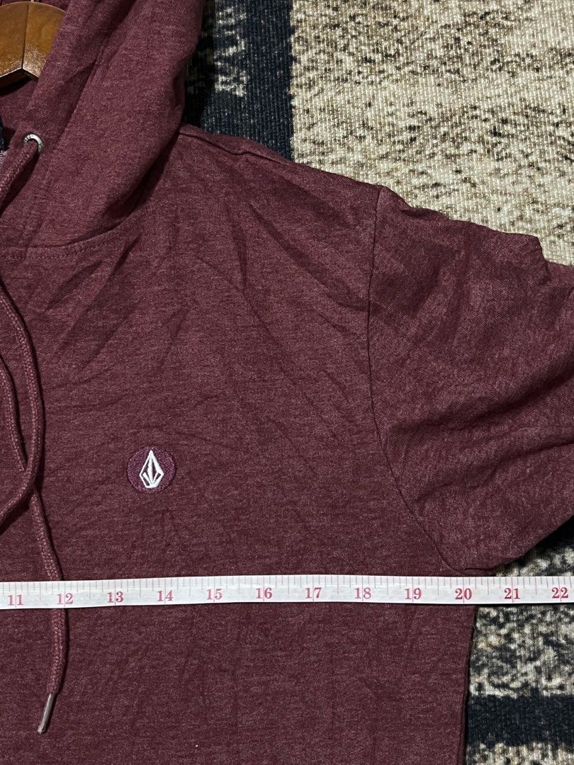 FOR SALE (Category: Coats, Jackets and Outerwear) located in Bulacan. Submitted by sef19 (Listing ID 1469279679, Image 3). Description: VOLCOM - size : small condition : excellent price : ₱880 - mop : gcash / jnt pm 📩📩📩 📍BULACAN.