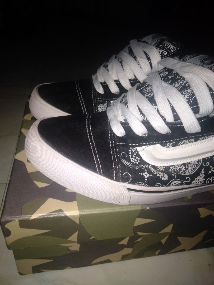 For sale!!! (Category: Sneakers) located in Manila. Submitted by anryel.10 (Listing ID 1469390686, Image 2). Description: .