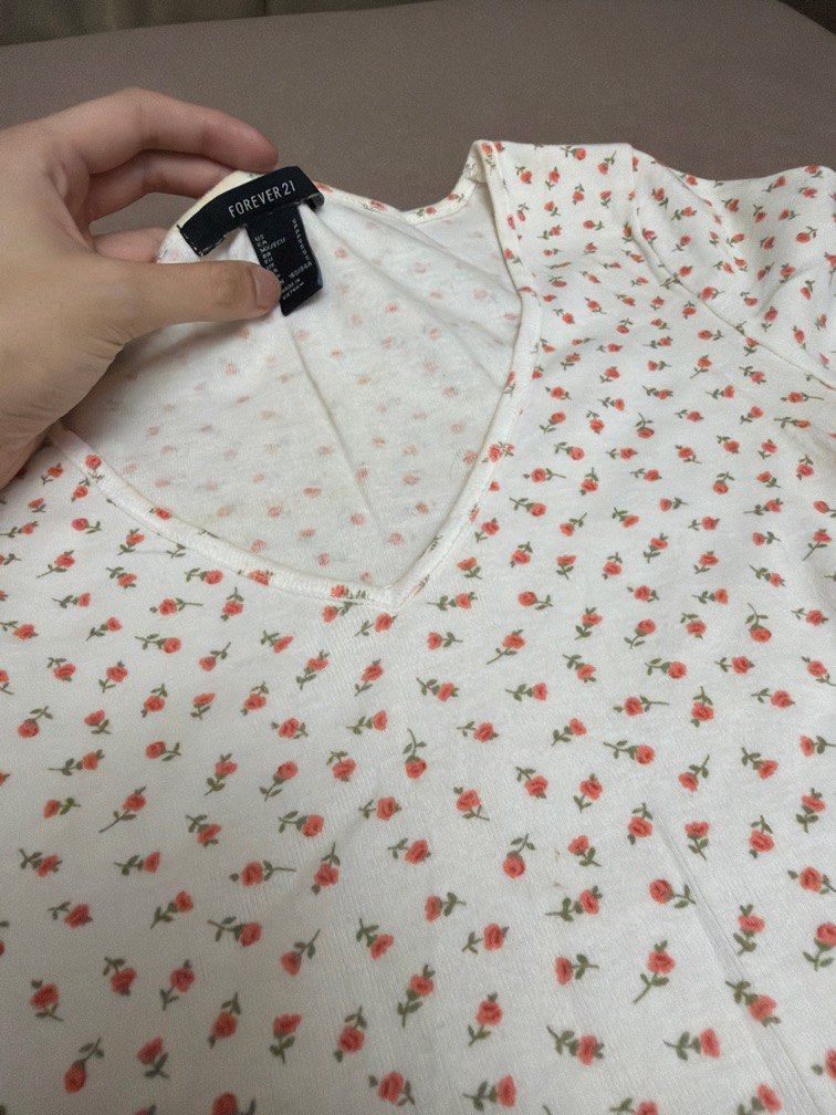 Forever 21 Floral Baby tee (Category: Shirts) located in Las Pinas. Submitted by thealyssacloset (Listing ID 1469213027, Image 3). Description: .