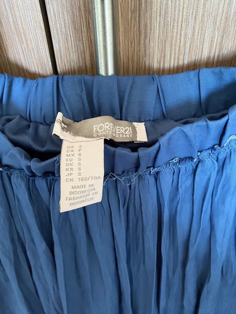 Forever 21 Maxi Skirt with Side Slits (Category: Skirts) located in Paranaque City. Submitted by declutterbykat (Listing ID 1469181279, Image 3). Description: 🔖 rfs: decluttering 📍 parañaque city 💸 mop: gcash or maya only 🚖 mod: lalamove, grab, or jnt .