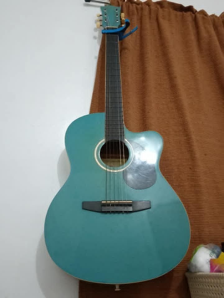 Freedom Acoustic Guitar (Category: Musical Instruments) located in Manila. Submitted by _cinnamon.roll (Listing ID 1469301867, Image 2). Description: Old Freedom Guitar Girl owner issue is daan na, taya na strings need pulihan no bag, capo included.