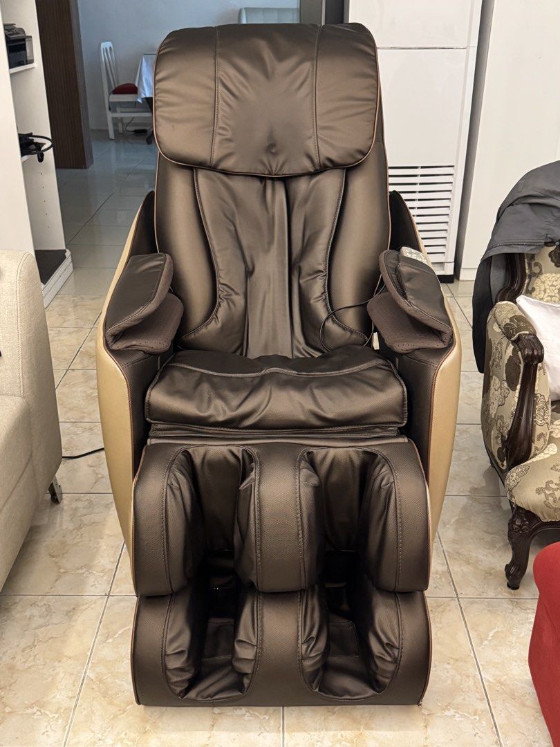 Ogawa Smart Vogue Urban Matrix (Category: Massage Devices) located in Bacoor. Submitted by katzzzu (Listing ID 1469199137, Image 1). Description: Ogawa Smart Vogue Urban matrix Condition: Fully functional, powers on perfectly - Design: Dark brown leather upholstery with stylish beige side panels - Features: Multiple airbags for shoulders, arms, and legs, plus built-in rollers for back and feet - Control: Convenient wired remote attached to the ri