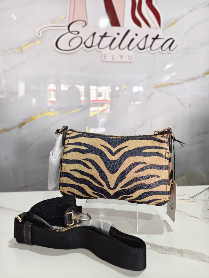 FURLA (Category: Luxury Bags & Wallets) located in San Fernando. Submitted by estilistaelyu_01 (Listing ID 1469198434, Image 3). Description: .