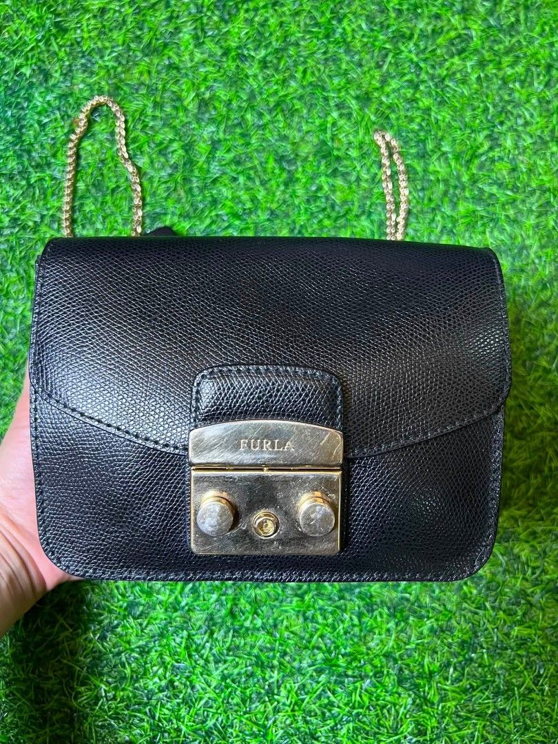 Furla Metropolis shoulder bag (Category: Shoulder Bags) located in Sorsogon. Submitted by ukay_finds9.9 (Listing ID 1469338032, Image 1). Description: accepting counter offer.