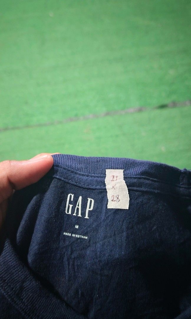 GAP EMBROID LOGO COTTON MEN SHIRT (Category: Tshirts & Polo Shirts ) located in General Santos City (Dadiangas). Submitted by michaelthrift01 (Listing ID 1469291203, Image 2). Description: Legit Medium - large men As new No issue.