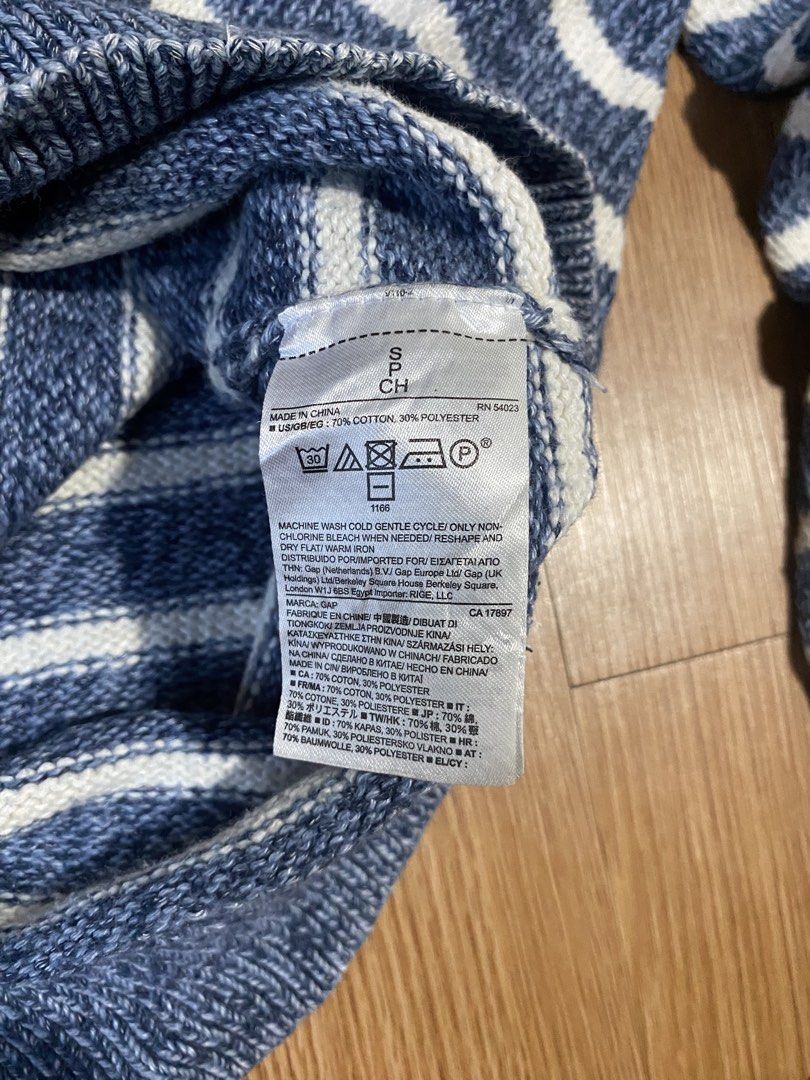GAP knitted sweater (Category: Coats, Jackets and Outerwear) located in Lapu Lapu. Submitted by jess12-25-20005 (Listing ID 1469283237, Image 3). Description: Authentic Complete tags Small L25.5 W20 Condition: 9/10 Color rate: 9/10 No issue.