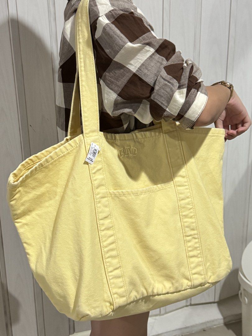 GAP LARGE DENİM TOTE BAG - YELLOW (Category: Tote Bags) located in Bulacan. Submitted by jodayyyyyy (Listing ID 1469237197, Image 1). Description: - Cute large yellow denim tote bag from GAP - Large front pocket - Interior pocket with snap closure - Sturdy straps - Ideal for everyday use, carrying books, or beach trips - Plenty of space inside.