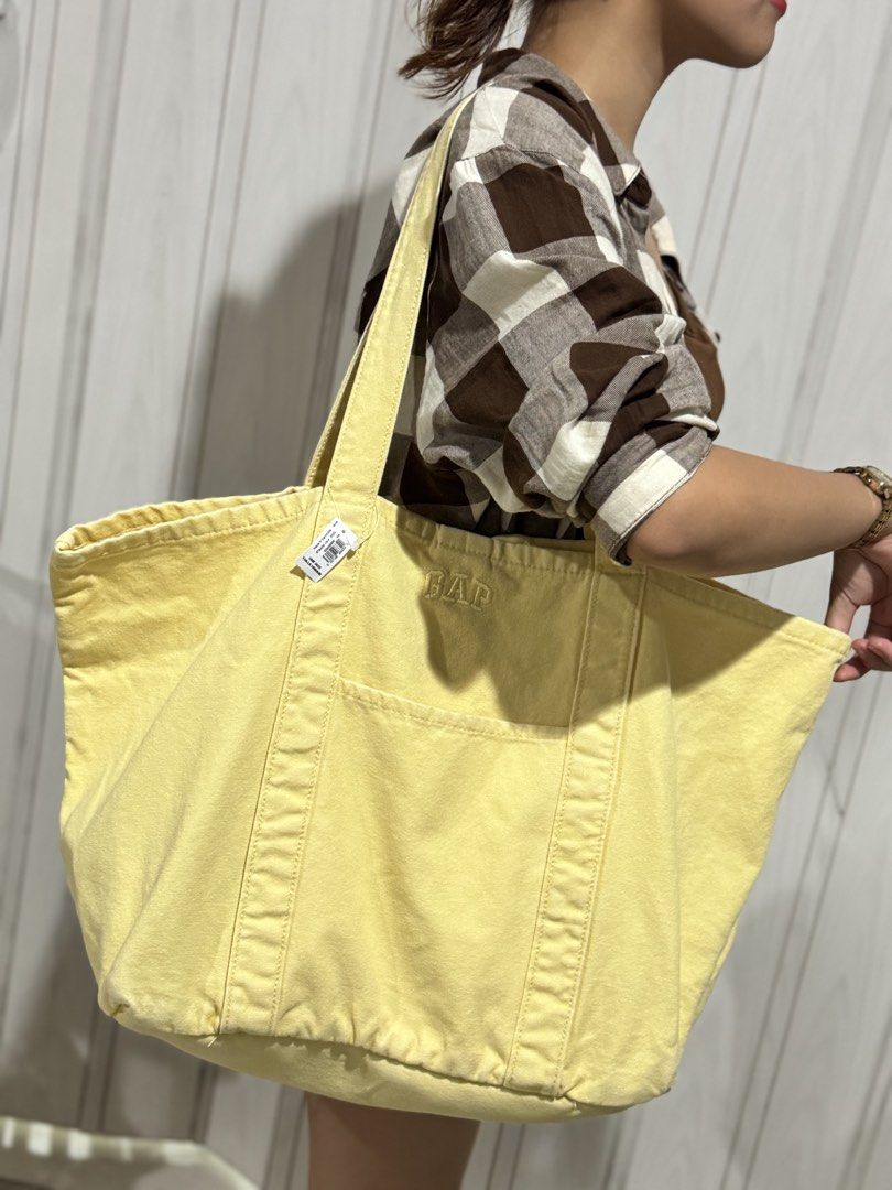 GAP LARGE DENİM TOTE BAG - YELLOW (Category: Tote Bags) located in Bulacan. Submitted by jodayyyyyy (Listing ID 1469237197, Image 2). Description: - Cute large yellow denim tote bag from GAP - Large front pocket - Interior pocket with snap closure - Sturdy straps - Ideal for everyday use, carrying books, or beach trips - Plenty of space inside.