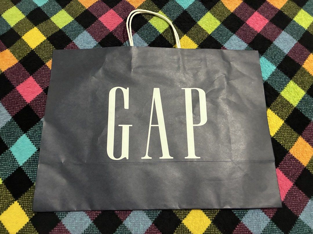 GAP paper bag with card gift set (Category: Everything Else Others) located in Muntinlupa City. Submitted by mystyle10 (Listing ID 1469177891, Image 3). Description: Brand New (1) Gap Paper Bag (1) Gap Gift Card.