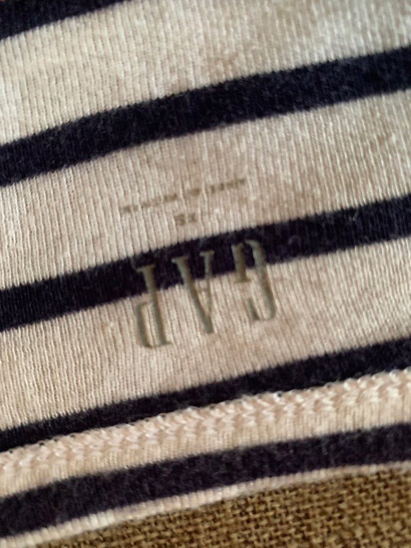 GAP striped long sleeve (Category: Longsleeves) located in Camalig. Submitted by abyssia (Listing ID 1469186772, Image 2). Description: .