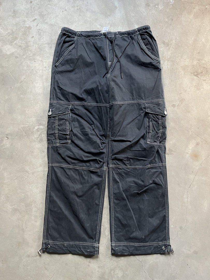Garage Black Cargo Pants with Contrast Stitching (Category: Trousers) located in Cabuyao City. Submitted by jam_mandilag (Listing ID 1469341368, Image 3). Description: Tag: Garage Waistline:34-36 Length: 42 LegHole: 10.5 Color Rate:8/10 Condition:8 /10 Issue: Mode of payment: Gcash Mode of shipping: J&T and lalamove For more information kindly click the “send message button” and other details of the item. Location: cabuyao laguna ————————————————