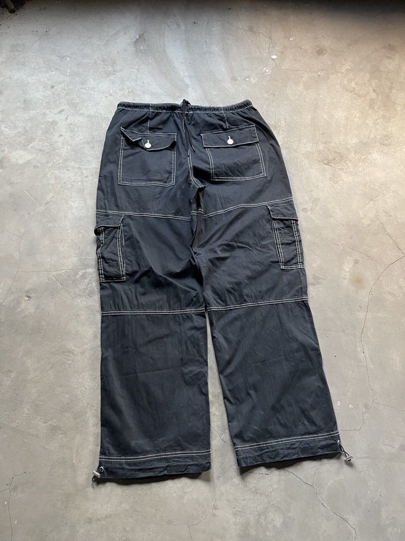 Garage Black Cargo Pants with Contrast Stitching (Category: Trousers) located in Cabuyao City. Submitted by jam_mandilag (Listing ID 1469341368, Image 2). Description: Tag: Garage Waistline:34-36 Length: 42 LegHole: 10.5 Color Rate:8/10 Condition:8 /10 Issue: Mode of payment: Gcash Mode of shipping: J&T and lalamove For more information kindly click the “send message button” and other details of the item. Location: cabuyao laguna ————————————————