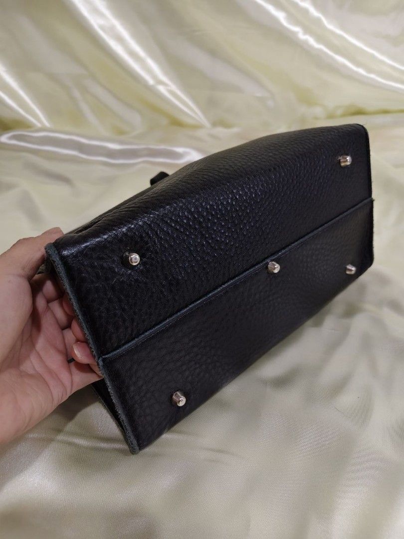 GENUINE LEATHER BAG WITH POUCH 10/8" (Category: Luxury Bags & Wallets) located in Gamu. Submitted by 2022bagsbunny (Listing ID 1469191764, Image 3). Description: .