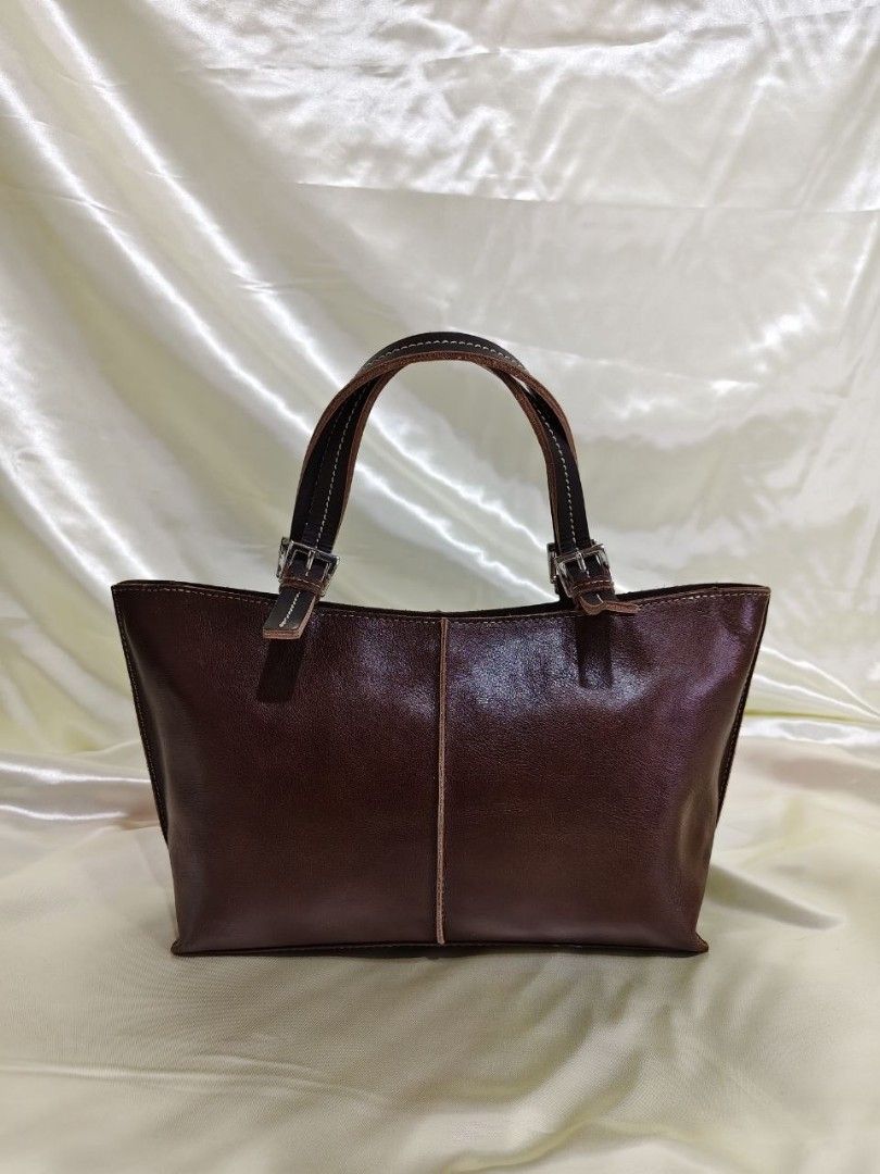 GENUINE LEATHER HANDBAG 12/7" (Category: Luxury Bags & Wallets) located in Gamu. Submitted by 2022bagsbunny (Listing ID 1469191271, Image 1). Description: .