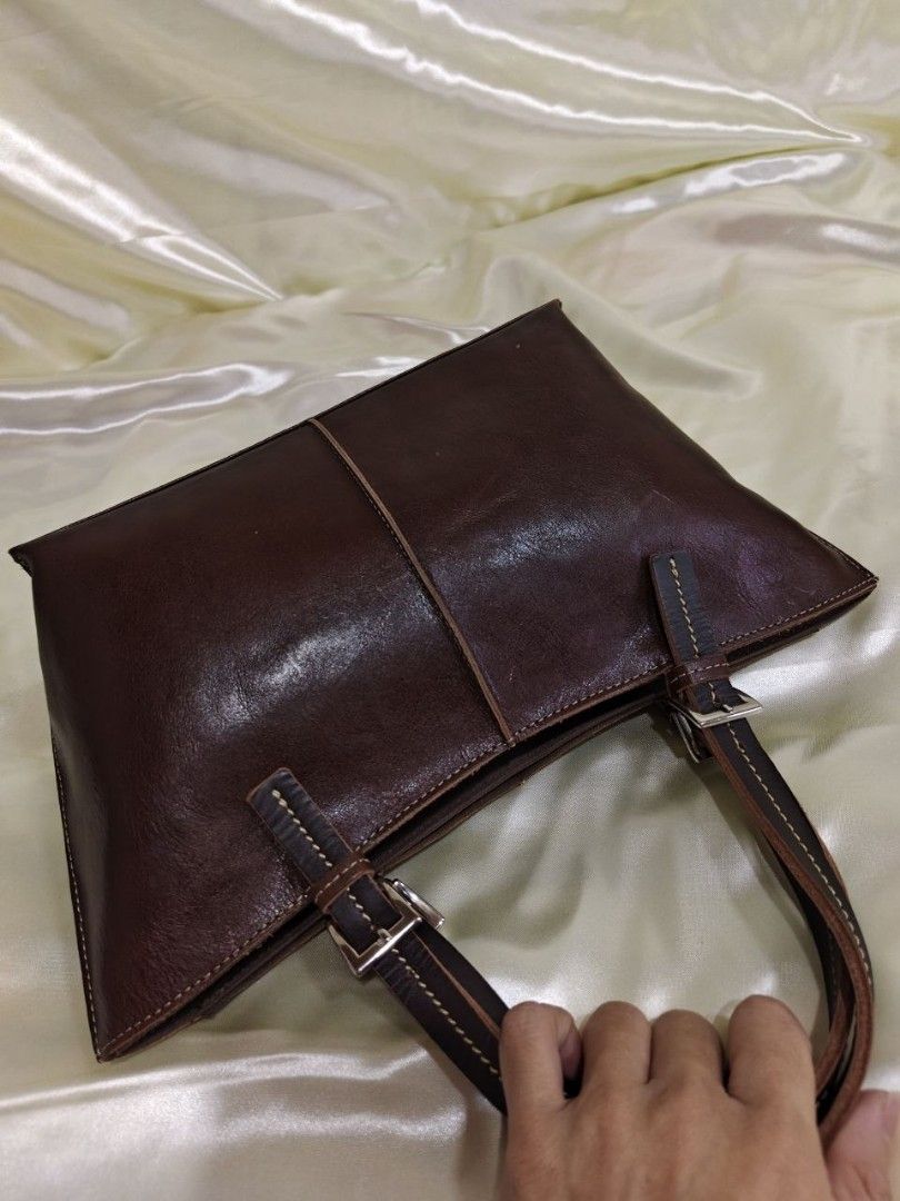 GENUINE LEATHER HANDBAG 12/7" (Category: Luxury Bags & Wallets) located in Gamu. Submitted by 2022bagsbunny (Listing ID 1469191271, Image 3). Description: .