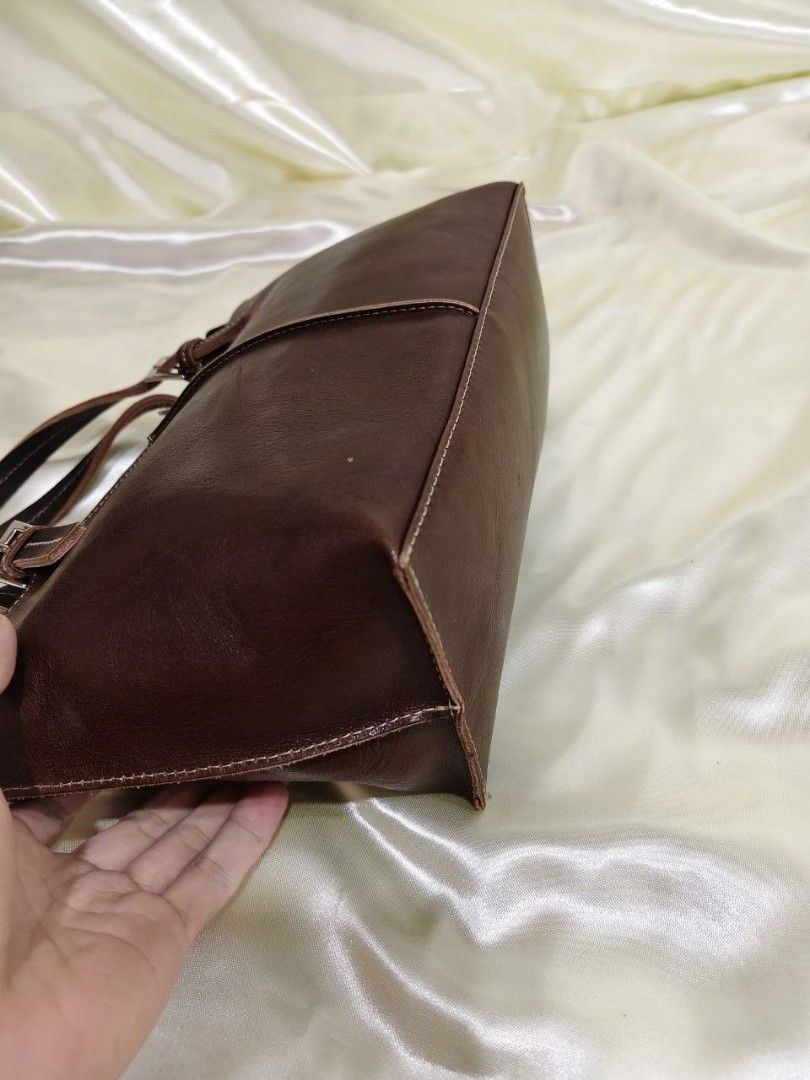 GENUINE LEATHER HANDBAG 12/7" (Category: Luxury Bags & Wallets) located in Gamu. Submitted by 2022bagsbunny (Listing ID 1469191271, Image 2). Description: .