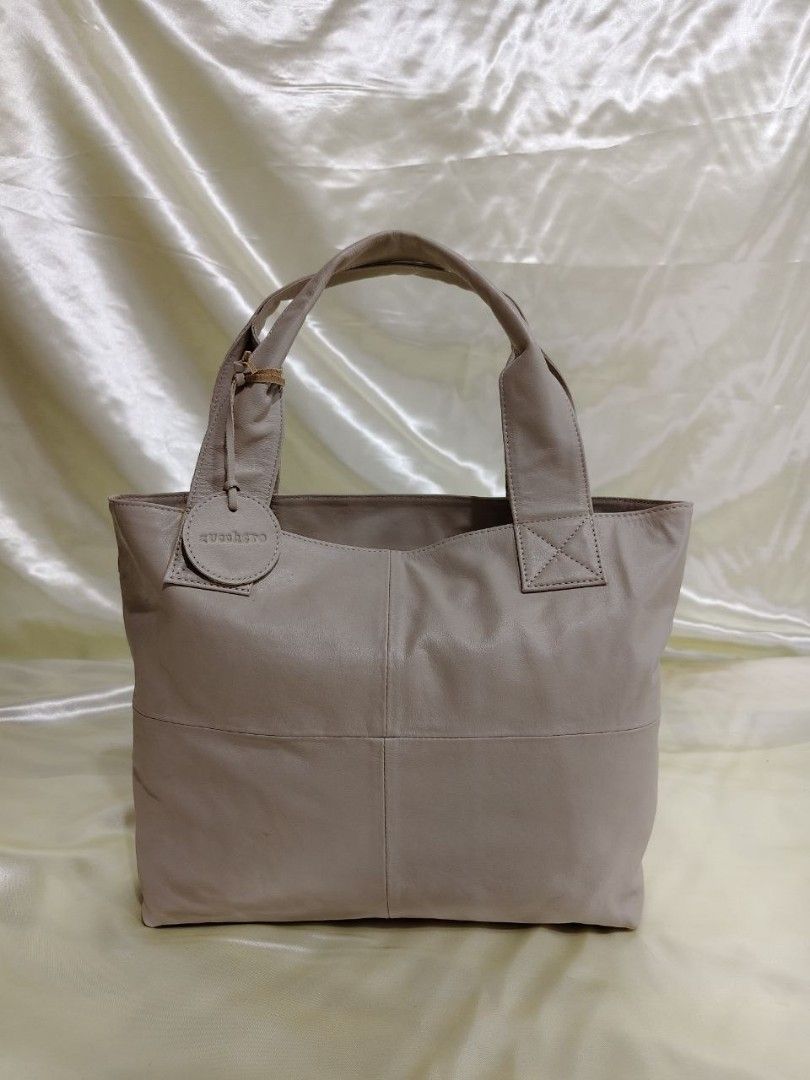 GENUINE LEATHER HANDBAG 13/10" (Category: Luxury Bags & Wallets) located in Gamu. Submitted by 2022bagsbunny (Listing ID 1469194015, Image 1). Description: .