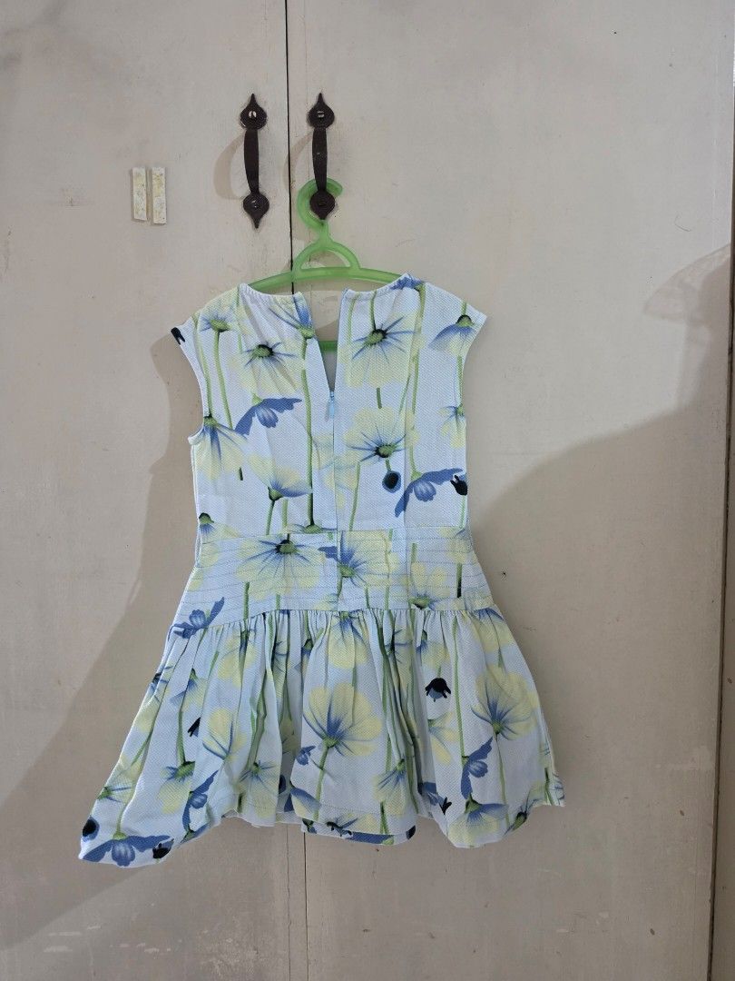 Gingersnaps Floral Dress Size 6 (Category: Babies & Kids Fashion) located in Manila. Submitted by dshopco (Listing ID 1469308150, Image 2). Description: - Brand: Gingersnaps - Size: 6 - Design: Light blue background with all-over yellow and blue flower print - Style: Sleeveless with a pleated flared skirt - Closure: Back zip closure - Material: Structured textured fabric - Condition: Excellent, buyer-friendly condition Please manage expectations 