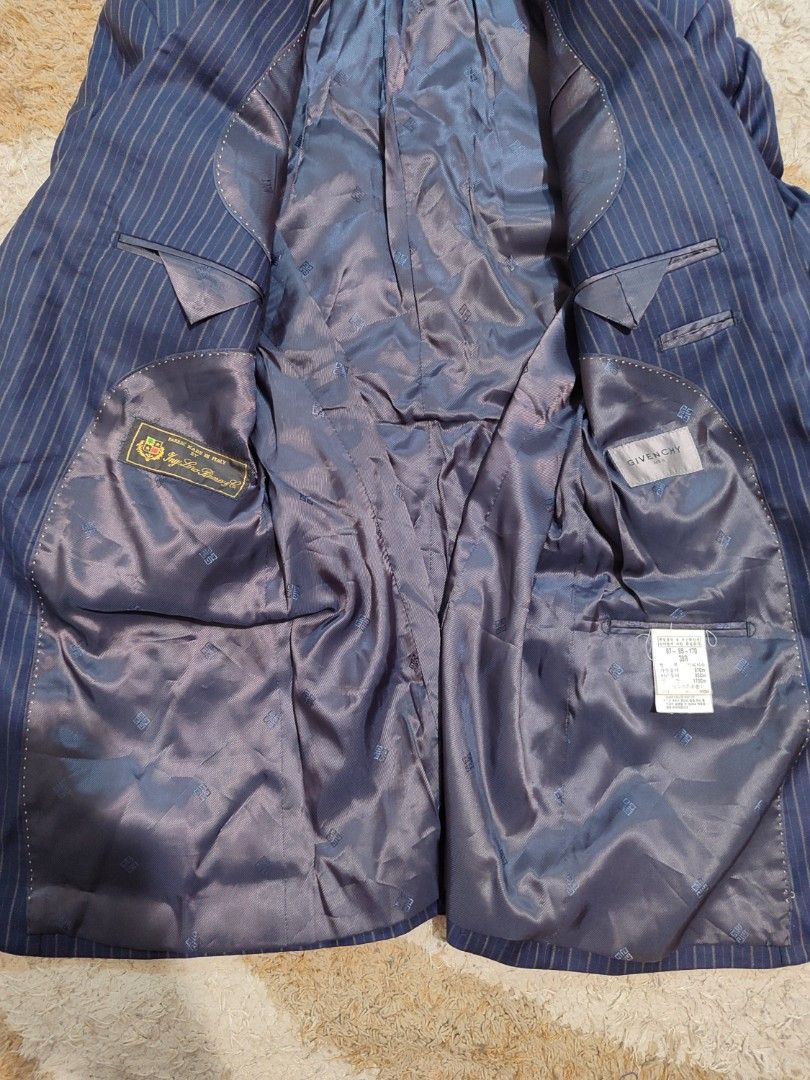 GIVENCHY BLAZER (Category: Activewear) located in Pagadian. Submitted by miraculouspat (Listing ID 1469288070, Image 3). Description: L 29 W 20 10/10 COLOR ASNEW CONDITION AUTHENTIC NO ISSUE COLOR MAY VARY DUE TO LIGHT.