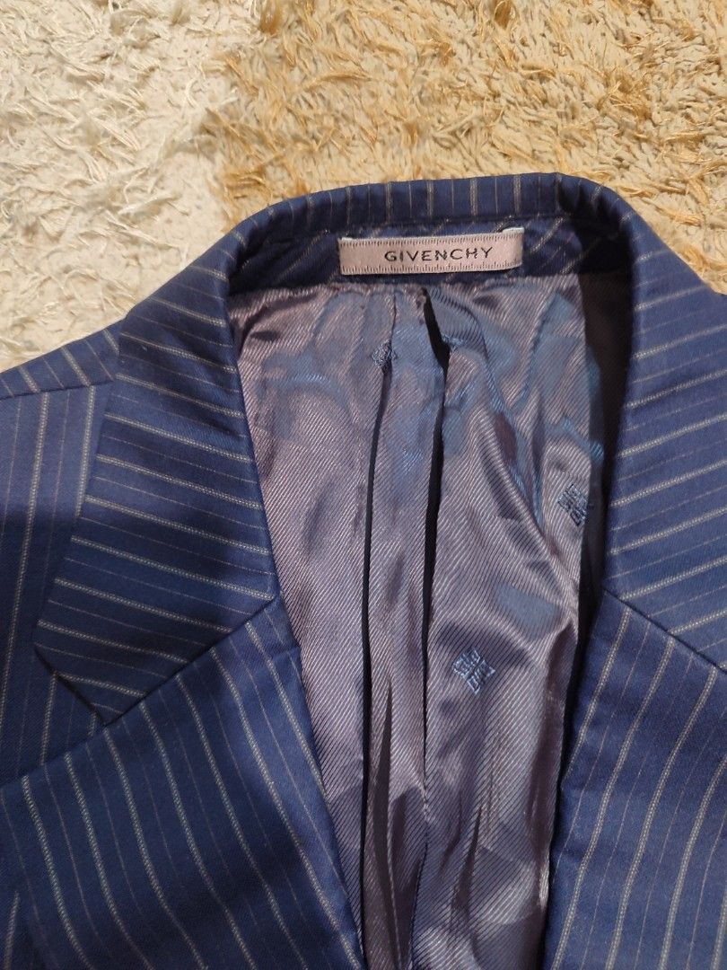 GIVENCHY BLAZER (Category: Activewear) located in Pagadian. Submitted by miraculouspat (Listing ID 1469288070, Image 2). Description: L 29 W 20 10/10 COLOR ASNEW CONDITION AUTHENTIC NO ISSUE COLOR MAY VARY DUE TO LIGHT.