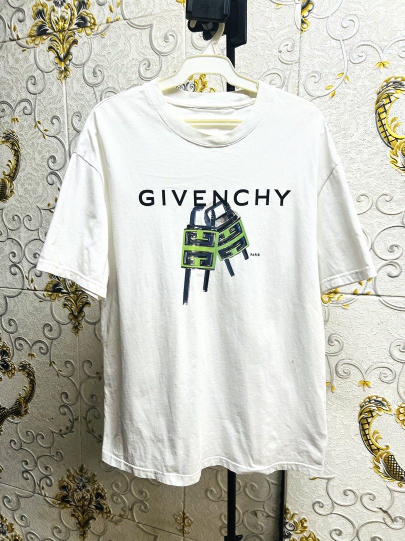 Givenchy padlock graphic oversized white t-shirt (Category: Luxury Apparel) located in Manila. Submitted by irenekaren57943 (Listing ID 1469170696, Image 1). Description: 𒊹︎ Givenchy Paris Oversized Graphic T-Shirt White ➤ 𝟐𝟐.𝟓 𝐖 | 𝟑𝟎 𝐋 (𝐋-𝐗𝐋) ➤ 𝐋𝐢𝐤𝐞 𝐍𝐞𝐰 ➤ 𝐖𝐚𝐬𝐡𝐚𝐛𝐥𝐞 𝐒𝐭𝐚𝐢𝐧 .