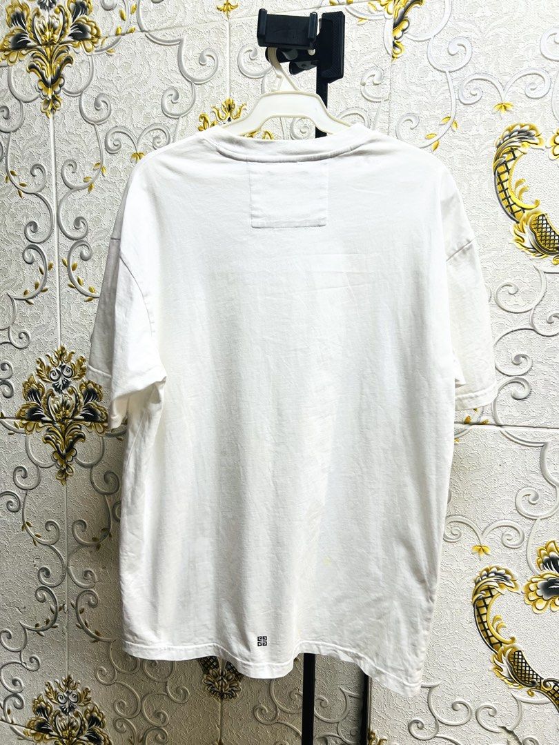 Givenchy padlock graphic oversized white t-shirt (Category: Luxury Apparel) located in Manila. Submitted by irenekaren57943 (Listing ID 1469170696, Image 2). Description: 𒊹︎ Givenchy Paris Oversized Graphic T-Shirt White ➤ 𝟐𝟐.𝟓 𝐖 | 𝟑𝟎 𝐋 (𝐋-𝐗𝐋) ➤ 𝐋𝐢𝐤𝐞 𝐍𝐞𝐰 ➤ 𝐖𝐚𝐬𝐡𝐚𝐛𝐥𝐞 𝐒𝐭𝐚𝐢𝐧 .