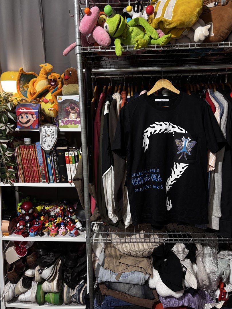 Givenchy Paris Black Graphic Tee (Category: Shirts) located in Caloocan City. Submitted by bonsatocha43876 (Listing ID 1469312863, Image 2). Description: .