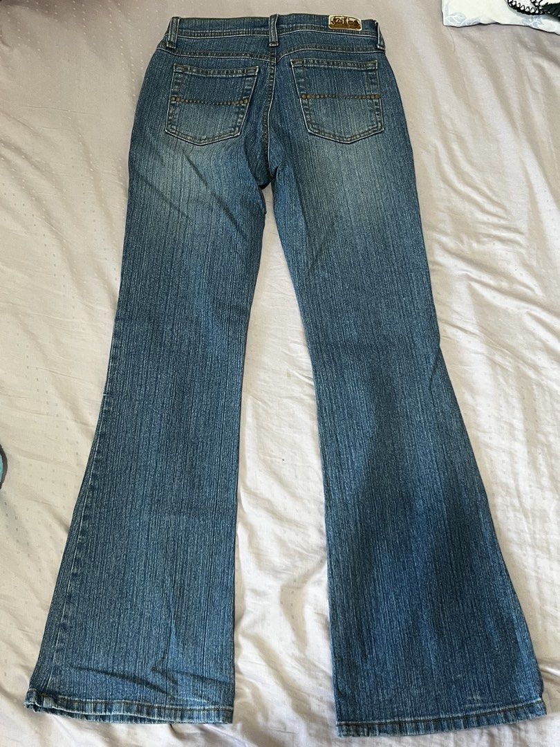 Glo Jeans Medium Wash Flared Cut (Category: Jeans) located in Angeles City. Submitted by ferriccii (Listing ID 1469256359, Image 2). Description: Stated as size 3 on the tag Never wore it, but the tag on the back of the jeans got a little scuffed from the amount of time it’s been stored in my closet.