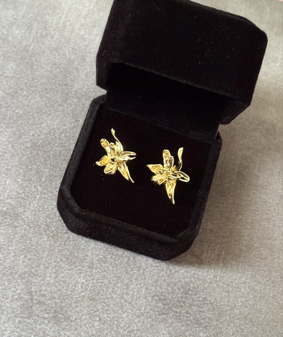 Gold tone flower statement stud earrings vintage style (Category: Earrings) located in Cebu City. Submitted by whiterabbitmint (Listing ID 1469185695, Image 2). Description: Bought at a souvenir shop Comes with box.