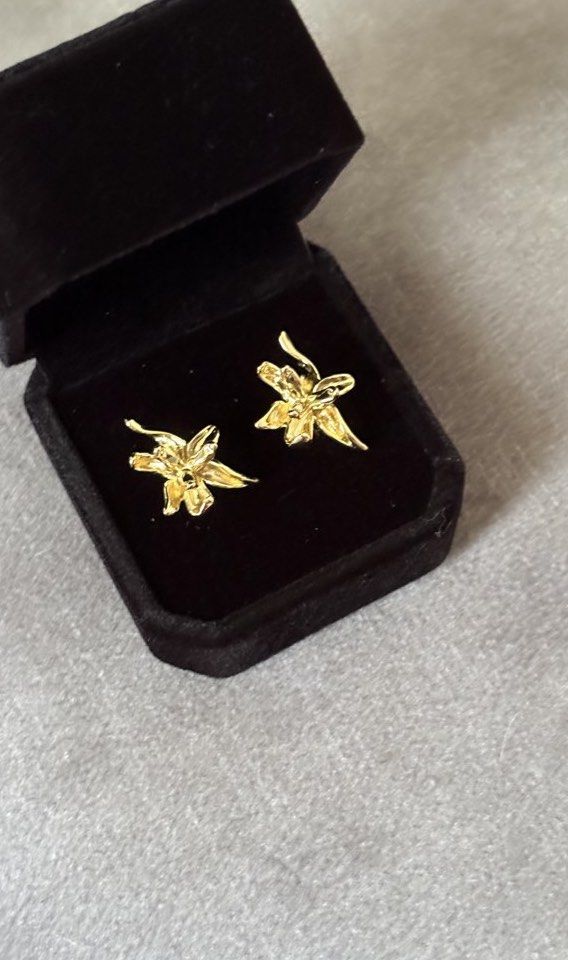 Gold tone flower statement stud earrings vintage style (Category: Earrings) located in Cebu City. Submitted by whiterabbitmint (Listing ID 1469185695, Image 3). Description: Bought at a souvenir shop Comes with box.