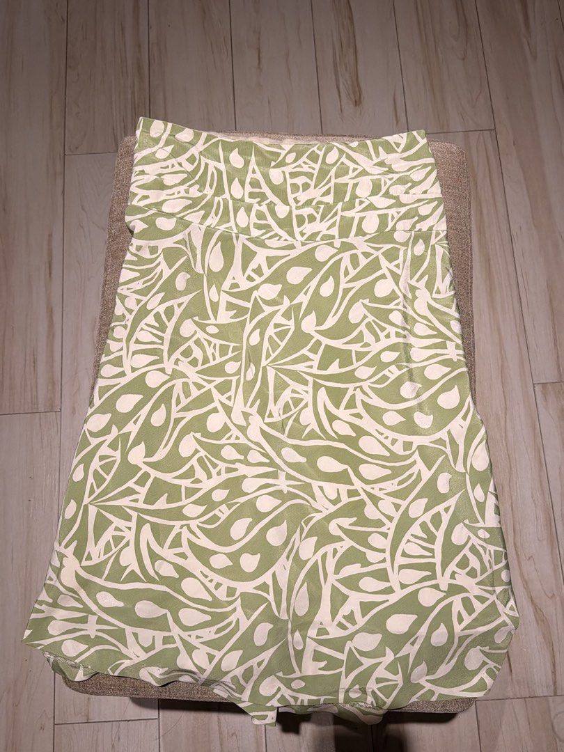 Green Midi Skirt (Category: Skirts) located in Makati City. Submitted by itsninstagram (Listing ID 1469308612, Image 2). Description: - Green and white skirt with a bold abstract leaf pattern - Midi length for versatile styling.