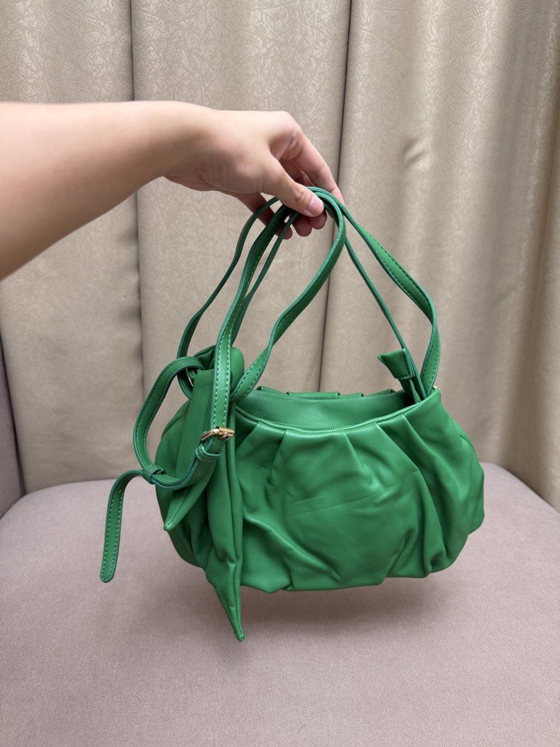 Green Shoulder / Hand Bag (Category: Shoulder Bags) located in Las Pinas. Submitted by thealyssacloset (Listing ID 1469206751, Image 2). Description: .