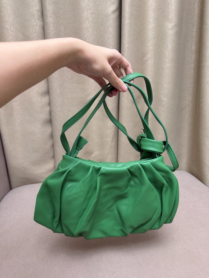 Green Shoulder / Hand Bag (Category: Shoulder Bags) located in Las Pinas. Submitted by thealyssacloset (Listing ID 1469206751, Image 1). Description: .