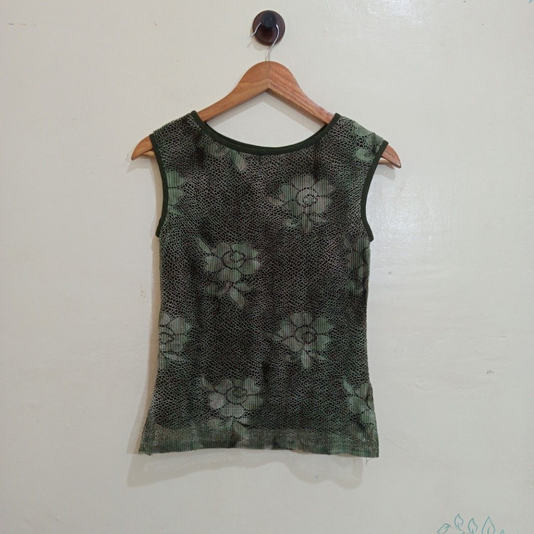 green top xs-s (Category: Sleeveless) located in Butuan. Submitted by thriftsalva_222 (Listing ID 1469350174, Image 1). Description: .