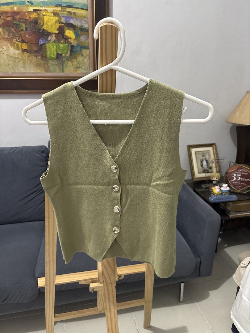 Green Vest Top (Category: Sleeveless) located in Makati City. Submitted by aliyahspreloved (Listing ID 1469253689, Image 1). Description: .