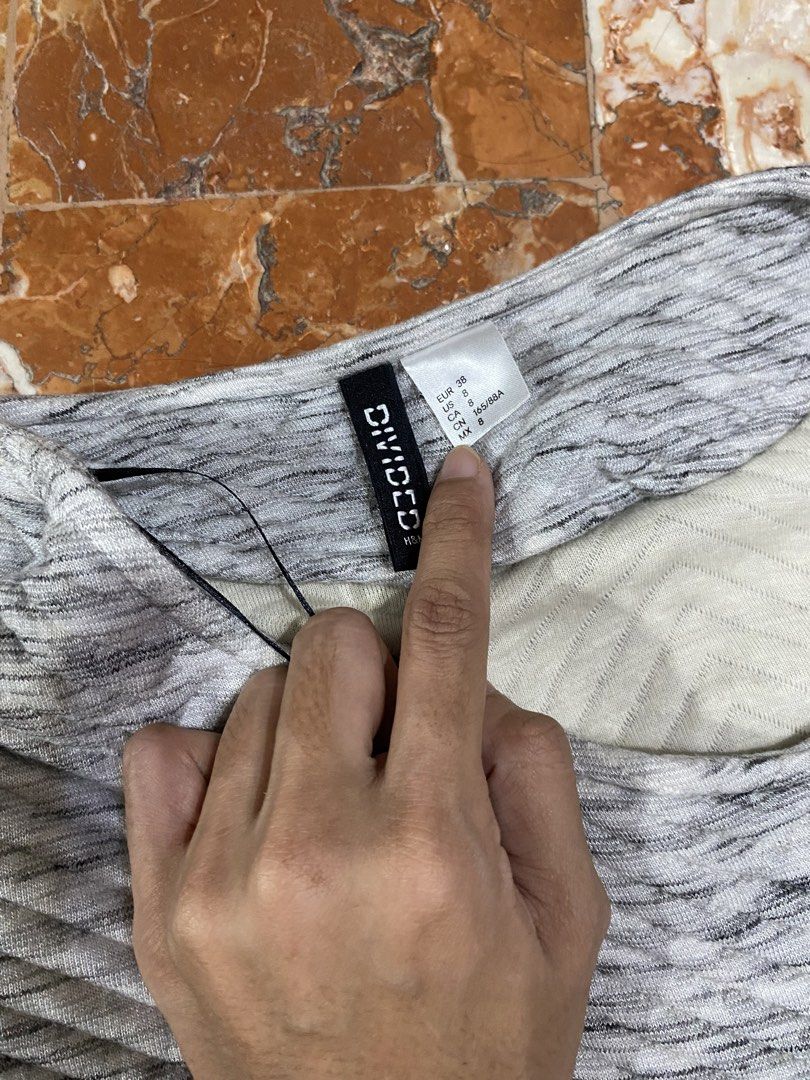 Grey HM Jacket (Small) (Category: Coats, Jackets and Outerwear) located in Pasig City. Submitted by minnie.12 (Listing ID 1469311863, Image 2). Description: 📍Pasig City 🚛 jnt/lalamove item+sf MOP: Gcash.