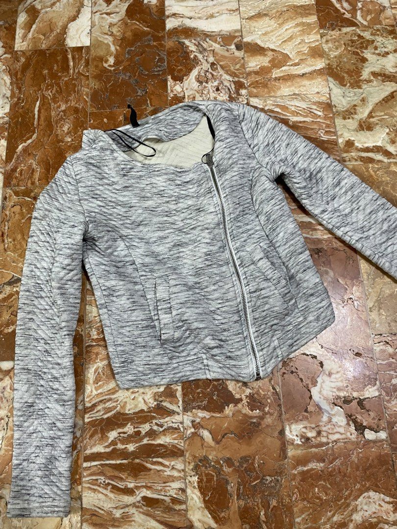 Grey HM Jacket (Small) (Category: Coats, Jackets and Outerwear) located in Pasig City. Submitted by minnie.12 (Listing ID 1469311863, Image 1). Description: 📍Pasig City 🚛 jnt/lalamove item+sf MOP: Gcash.