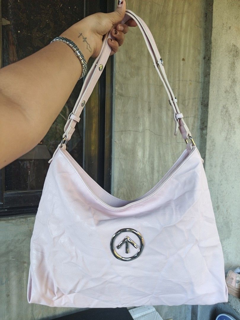 Grotto 2way bag genuine leather (Category: Shoulder Bags) located in Quezon, Isabela. Submitted by ukay-ukaybylyn (Listing ID 1469251773, Image 1). Description: excellent condition💯 medium size adjustable strap pwede shoulder or sling maganda talaga leather neto pa crumpled.