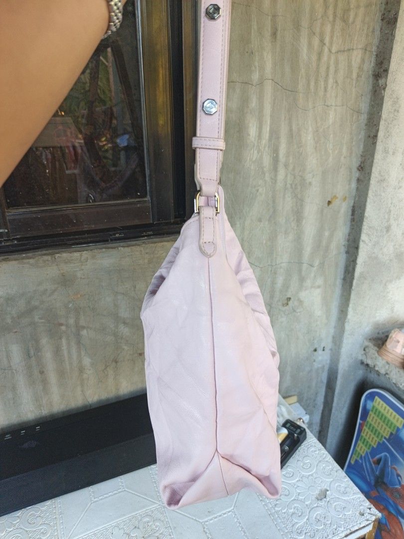 Grotto 2way bag genuine leather (Category: Shoulder Bags) located in Quezon, Isabela. Submitted by ukay-ukaybylyn (Listing ID 1469251773, Image 3). Description: excellent condition💯 medium size adjustable strap pwede shoulder or sling maganda talaga leather neto pa crumpled.