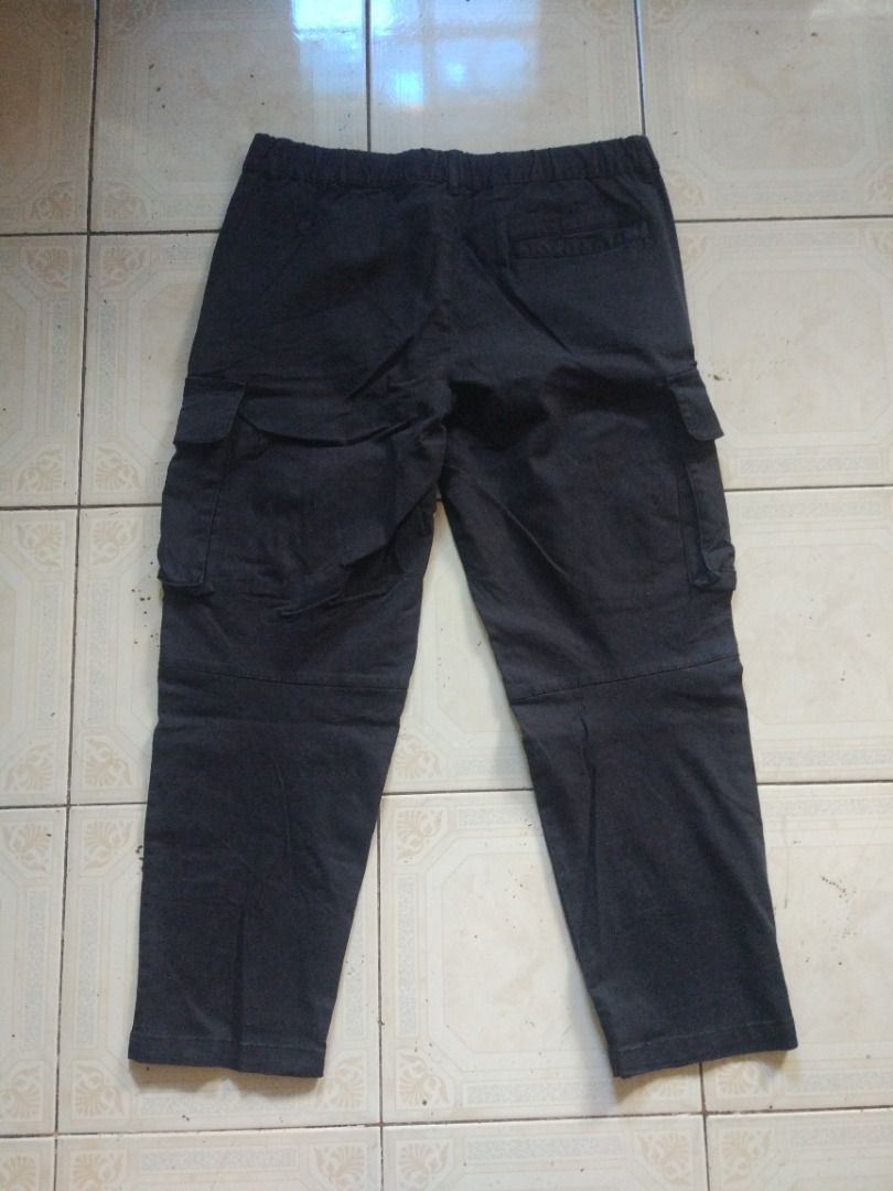 GU Black Cargo Pant 34-36 actual (Category: Trousers) located in Pasay City. Submitted by denimdude.ph (Listing ID 1469274531, Image 2). Description: .