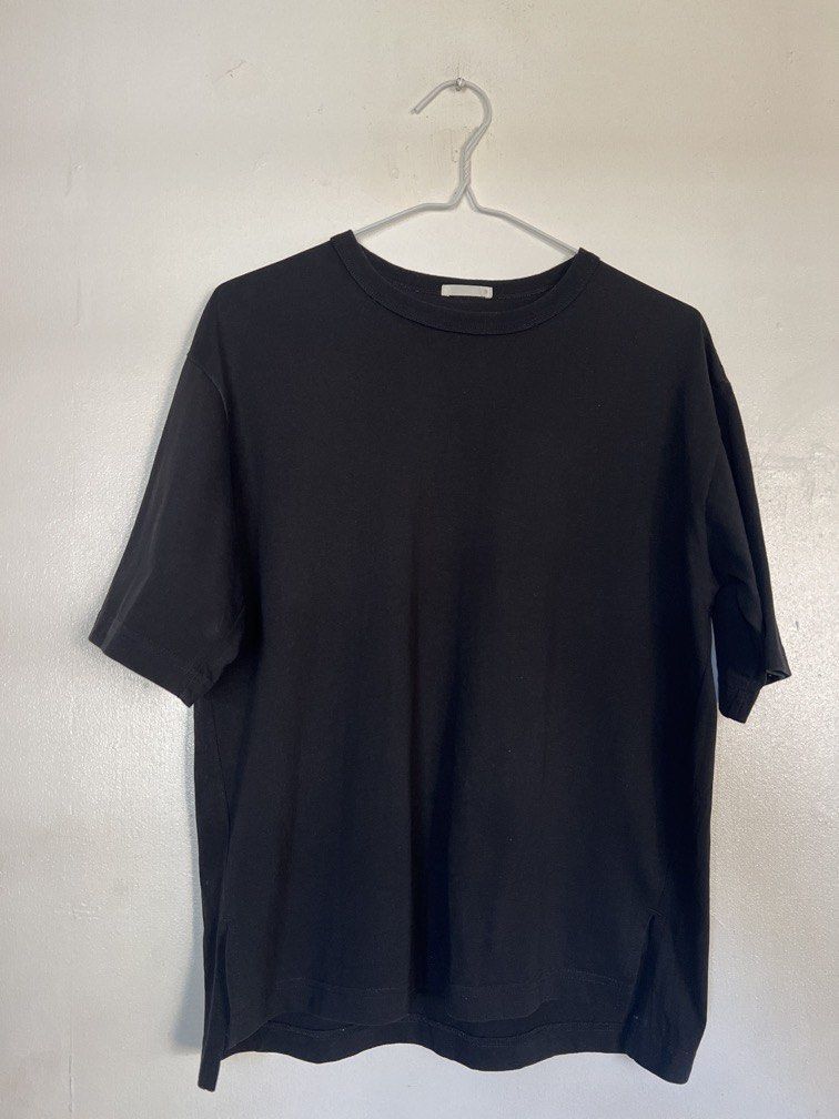 Small GU crew neck shirt with side slit (Category: Shirts) located in Las Pinas. Submitted by gaeley (Listing ID 1469178801, Image 1). Description: super black S on tag b: 20" armpit to armpit l: 25".