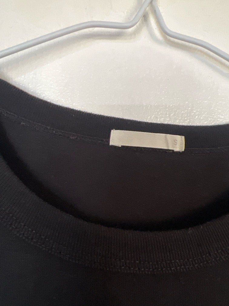 Small GU crew neck shirt with side slit (Category: Shirts) located in Las Pinas. Submitted by gaeley (Listing ID 1469178801, Image 2). Description: super black S on tag b: 20" armpit to armpit l: 25".