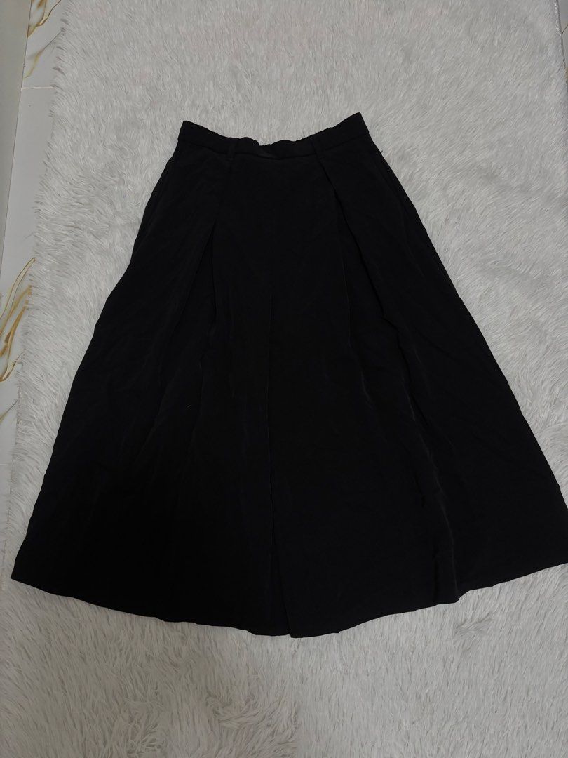 Gu Drape culottes (Category: Other Bottoms) located in San Fernando. Submitted by wintersummerboutique (Listing ID 1469321521, Image 2). Description: Gu Drape culottes Small on tag Waist 24-27 Length 28 Excellent condition Pampanga .