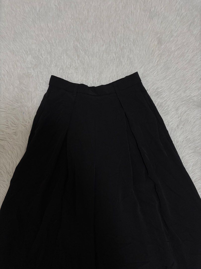 Gu Drape culottes (Category: Other Bottoms) located in San Fernando. Submitted by wintersummerboutique (Listing ID 1469321521, Image 3). Description: Gu Drape culottes Small on tag Waist 24-27 Length 28 Excellent condition Pampanga .