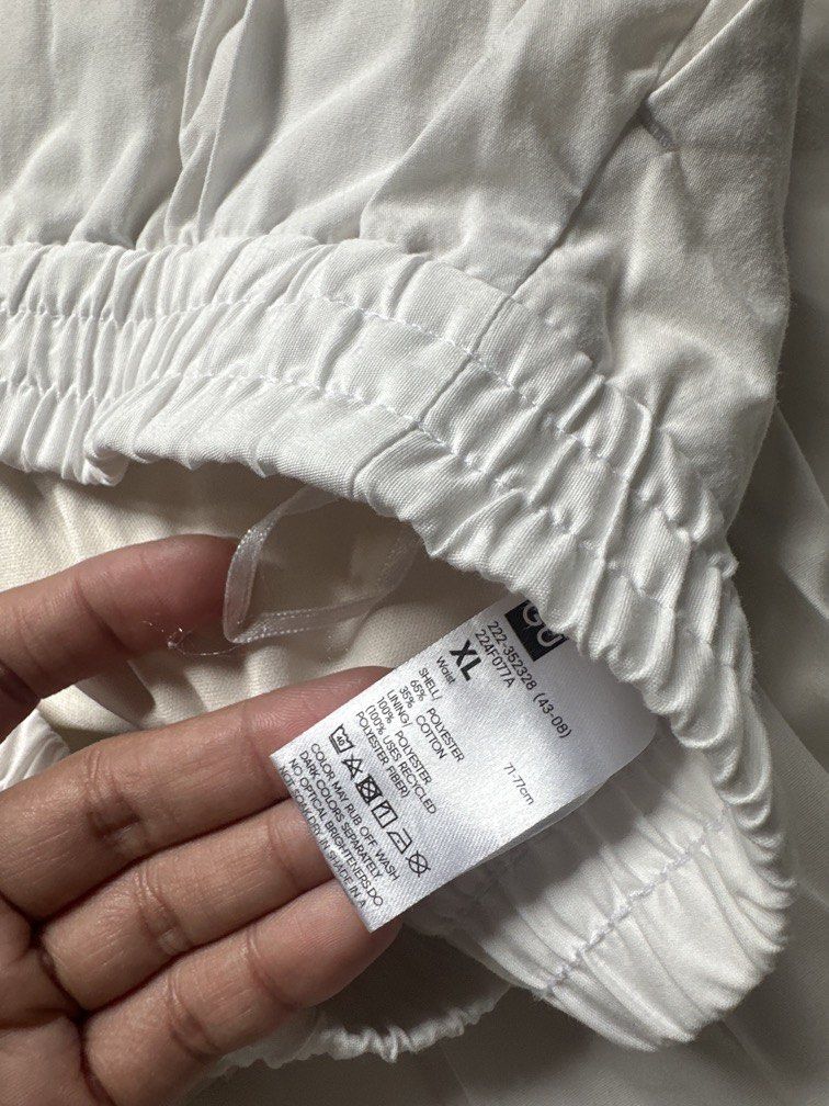 GU Maxi Bubble Skirt (Category: Skirts) located in Pasig City. Submitted by kaelsy (Listing ID 1469186494, Image 2). Description: Size XL Length 32 inches Waist 32 inches With stains as shown in the photos .