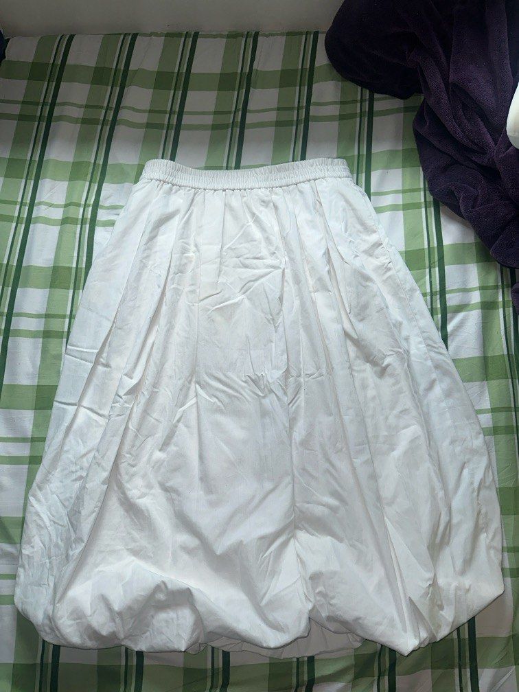 GU Maxi Bubble Skirt (Category: Skirts) located in Pasig City. Submitted by kaelsy (Listing ID 1469186494, Image 1). Description: Size XL Length 32 inches Waist 32 inches With stains as shown in the photos .