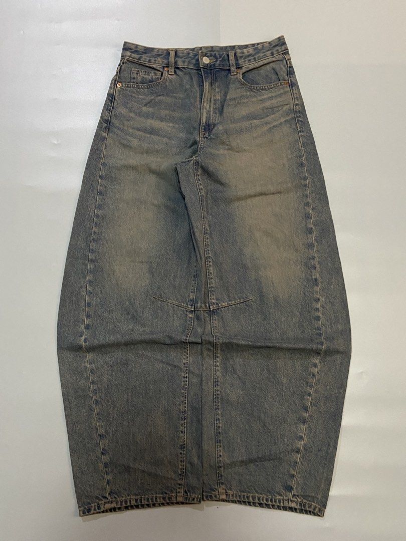 GU Mudwash Barrel Leg Jeans (Category: Jeans) located in Batangas. Submitted by aeons.attic (Listing ID 1469203187, Image 1). Description: Waist: 28-29 Length: 39 Hem: 9.2 Thighs: 13 Condition: Excellent Issue: none.