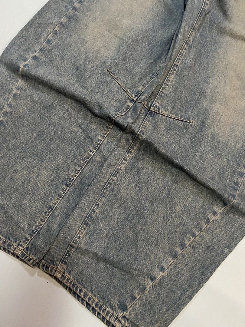 GU Mudwash Barrel Leg Jeans (Category: Jeans) located in Batangas. Submitted by aeons.attic (Listing ID 1469203187, Image 3). Description: Waist: 28-29 Length: 39 Hem: 9.2 Thighs: 13 Condition: Excellent Issue: none.